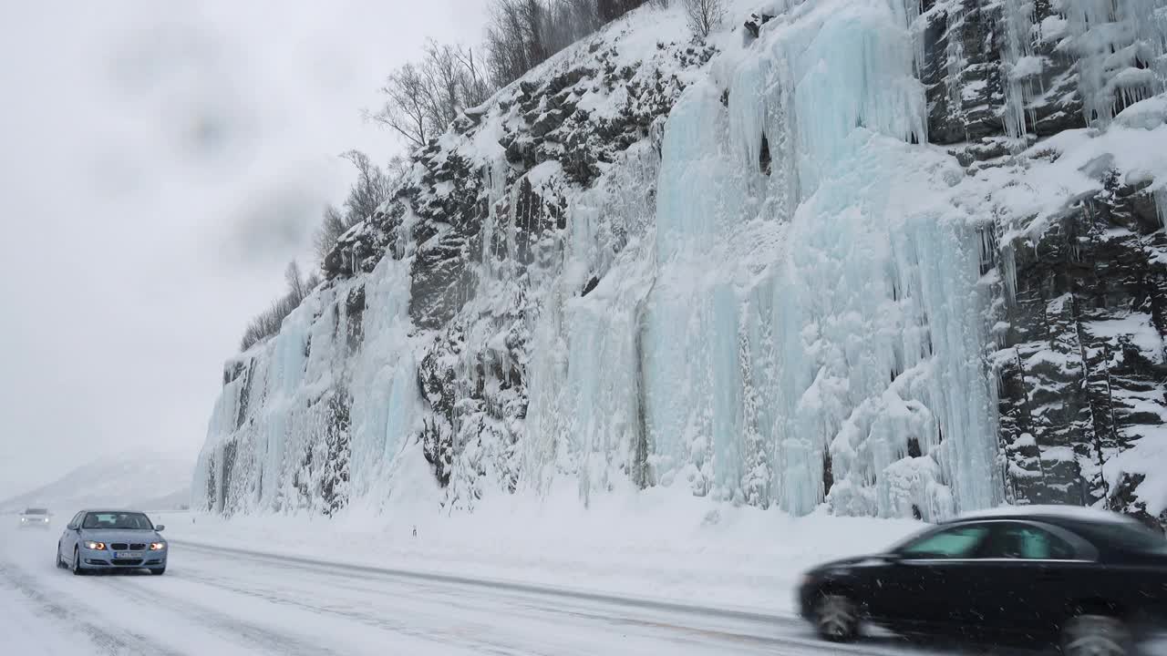 一辆汽车在大雪中行驶在滑滑的路上视频素材