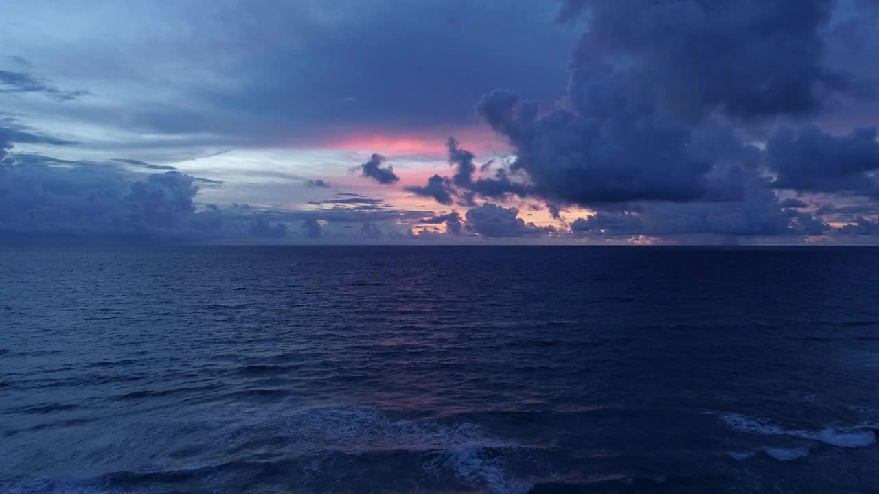 日落在海湾海浪鸟瞰自然海景日落光戏剧性的乌云日落天空无人机拍摄高角度视图视频素材