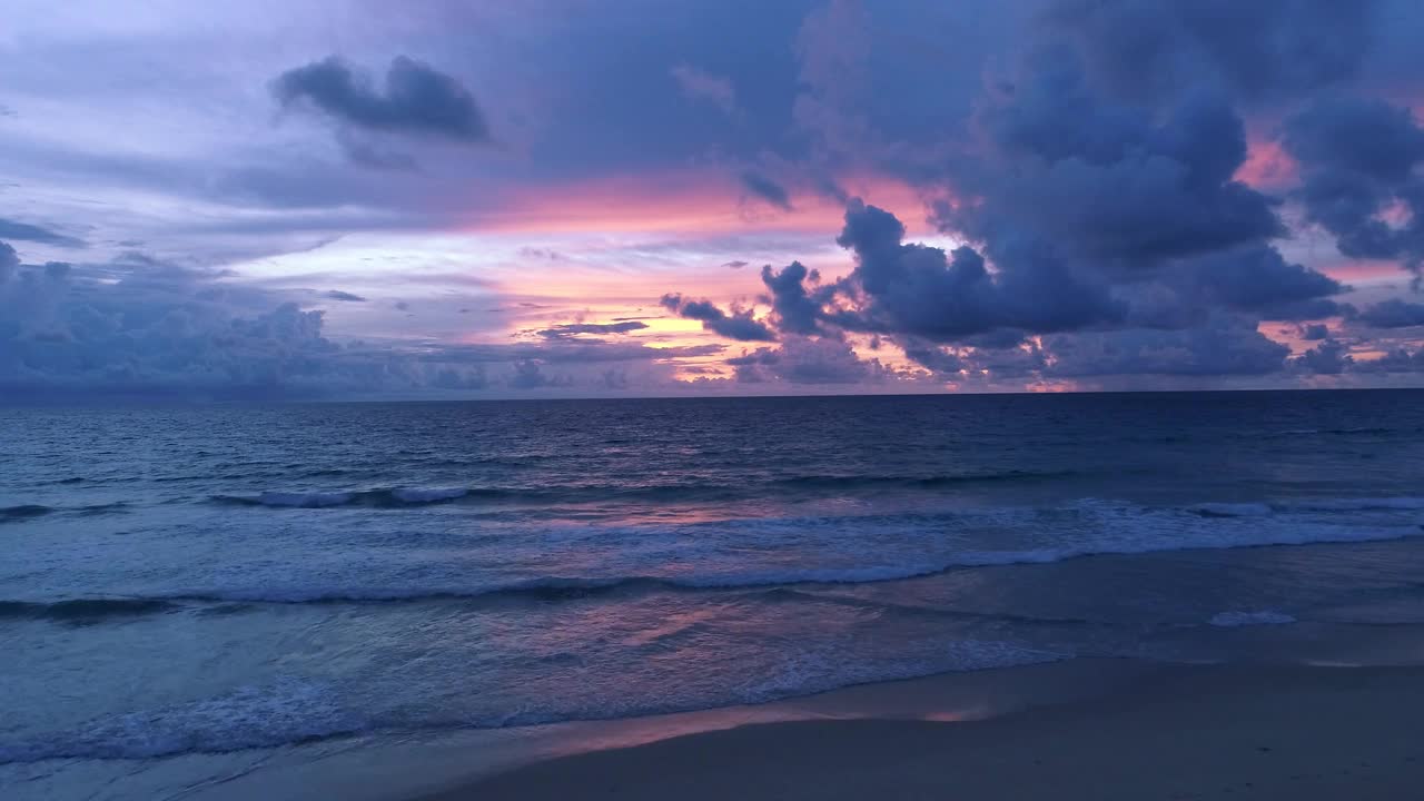 日落在海湾海浪鸟瞰自然海景日落光戏剧性的乌云日落天空无人机拍摄高角度视图视频素材