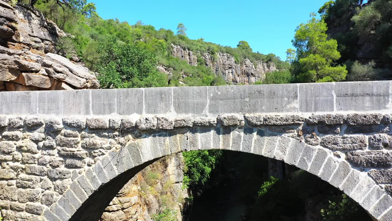 峡谷与桥梁。视频素材