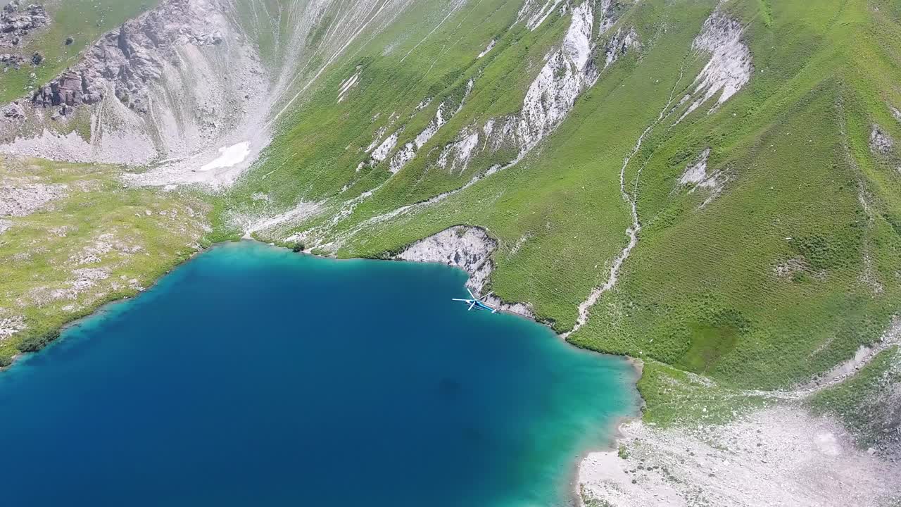 一架直升飞机飞过高山湖泊视频素材