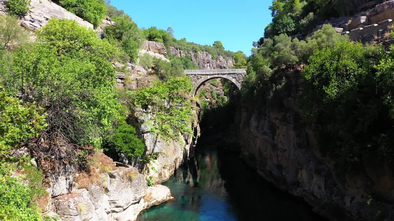 峡谷与桥梁。视频素材