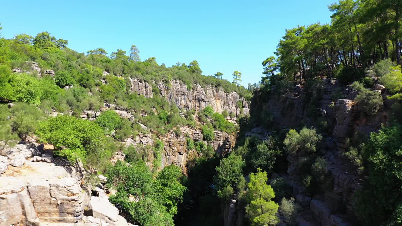 峡谷与桥梁。视频素材