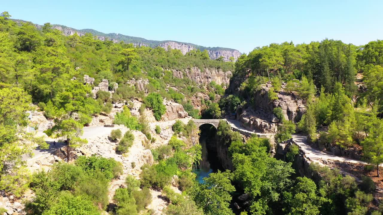 峡谷与桥梁。视频素材