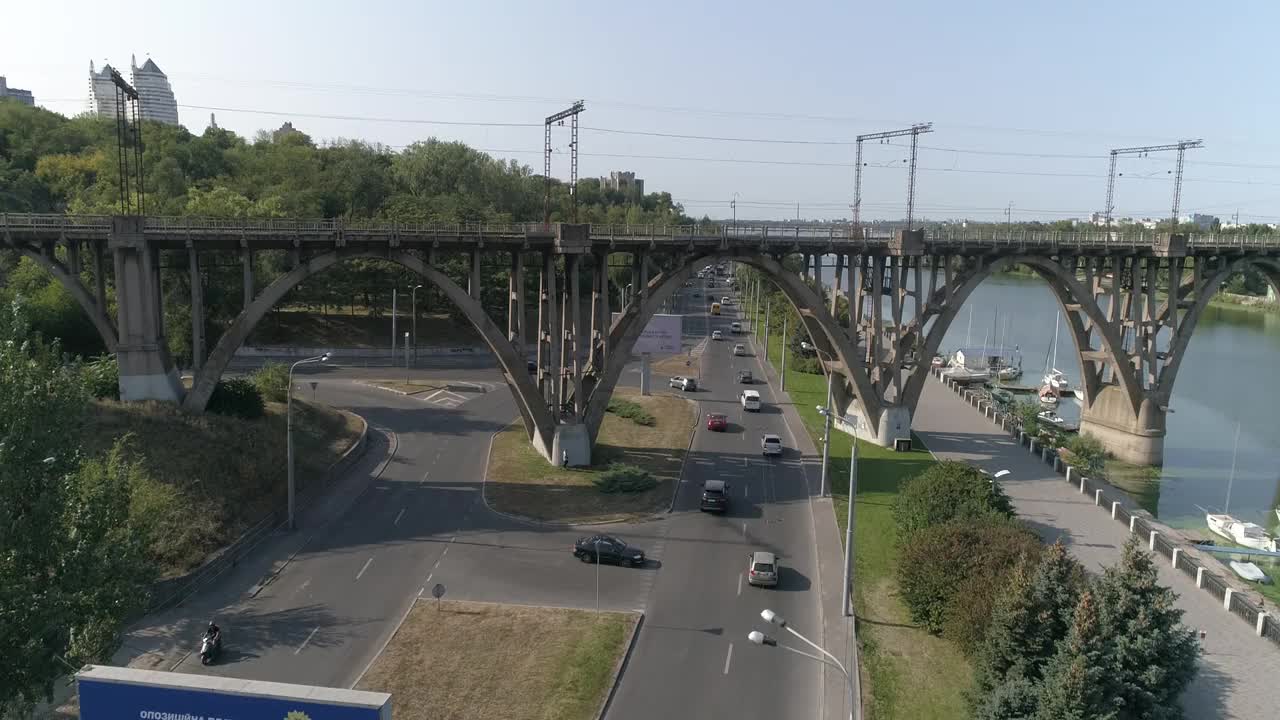 沿着堤岸的道路。汽车沿着大城市的堤岸行驶。在一个大城市的河堤上视频素材