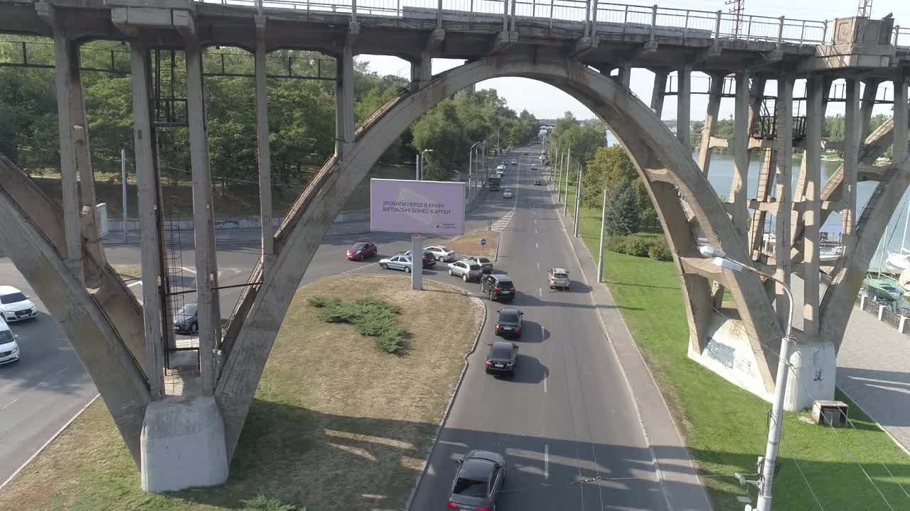 汽车交通。汽车在城市全景的道路上行驶。汽车从桥下通过。许多汽车在桥下通过的道路上俯视视频素材