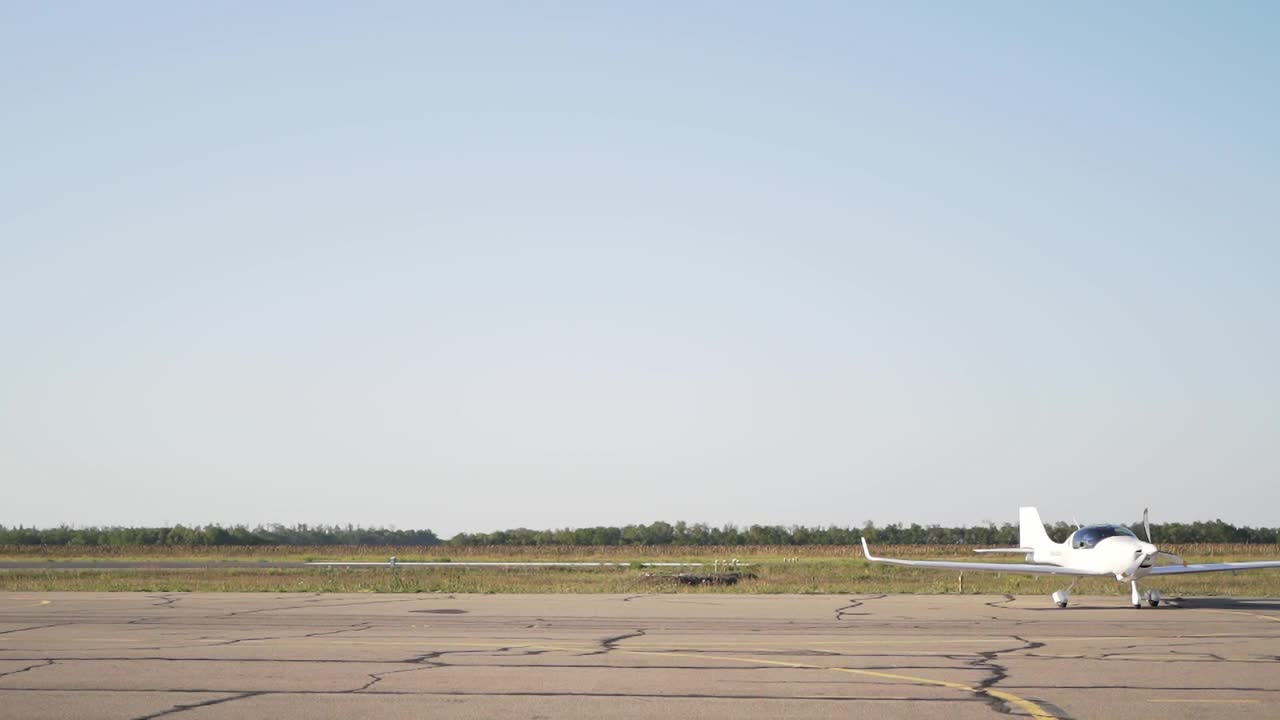 小型民用航空。白色的飞机停在跑道上。VIP快速旅行交通工具视频素材