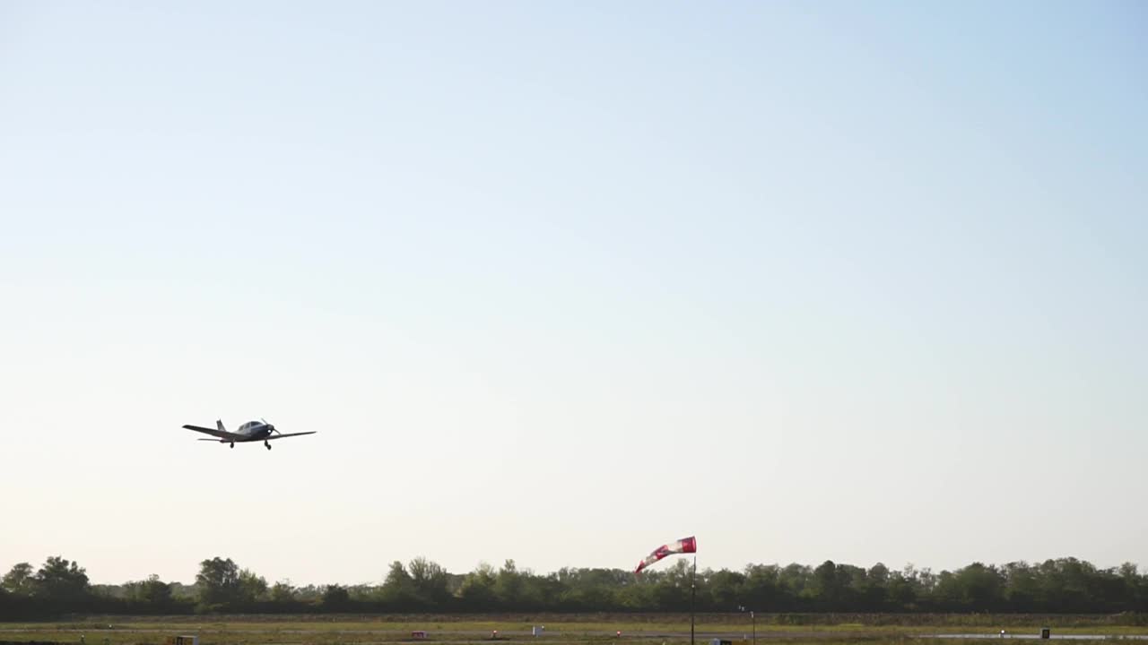 一架小型飞机从机场起飞。私人航空。租船螺旋桨飞机视频素材