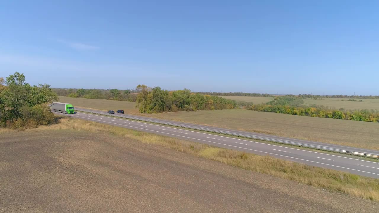 公路全景，沿公路行驶的卡车顶视图视频素材