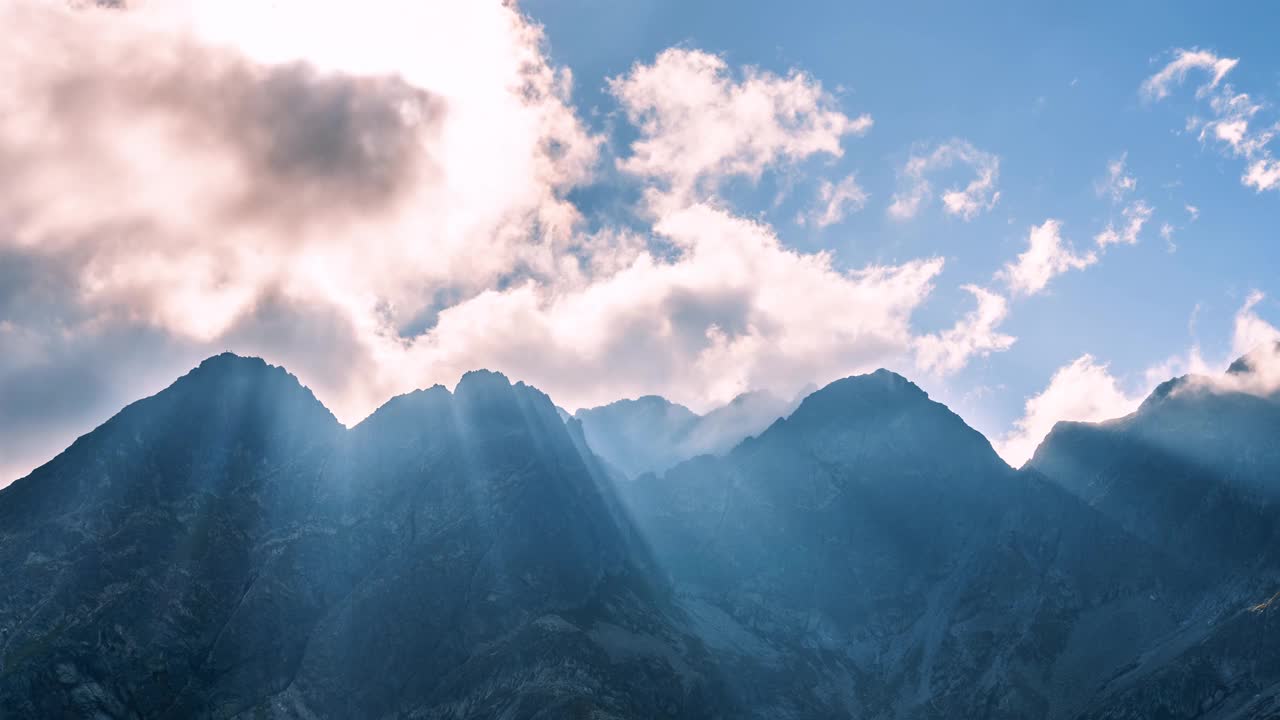 神秘的阳光和云的运动，在薄雾阿尔卑斯山脉景观时间流逝视频素材