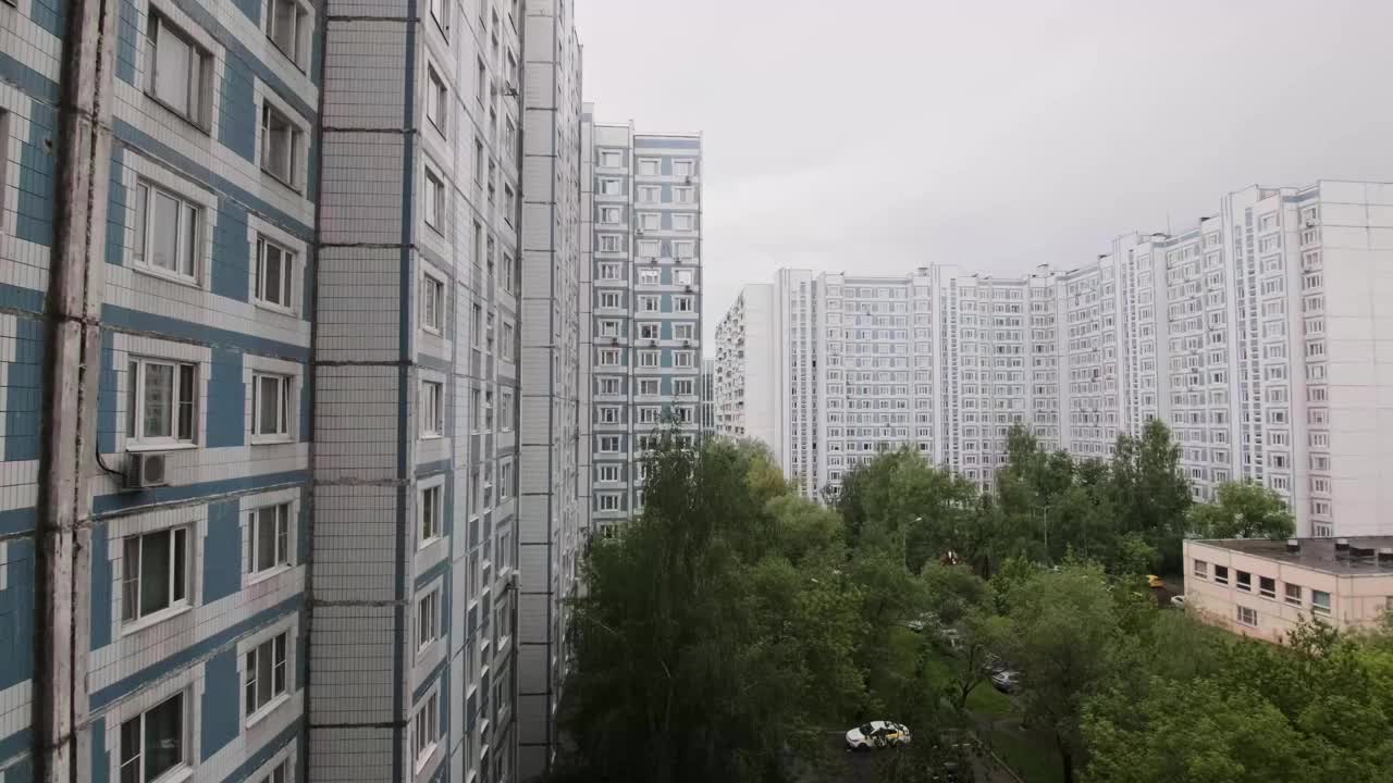 白天的树木和住宅建筑视频素材