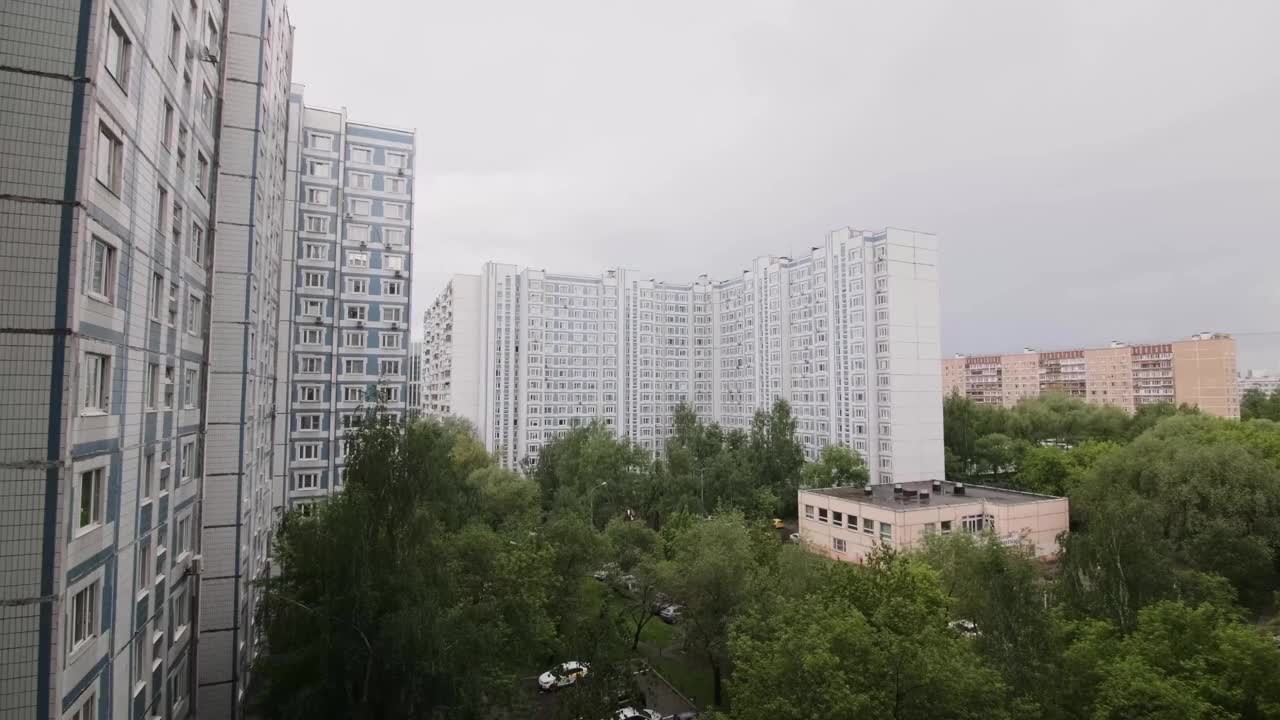 白天的树木和住宅建筑视频素材