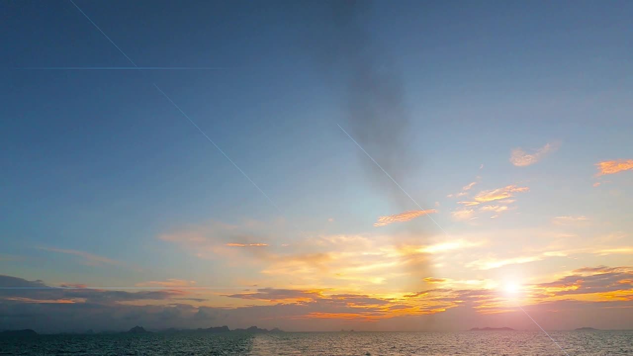 散景阳光光线和阳光镜头闪耀在金色的夕阳碧空视频素材