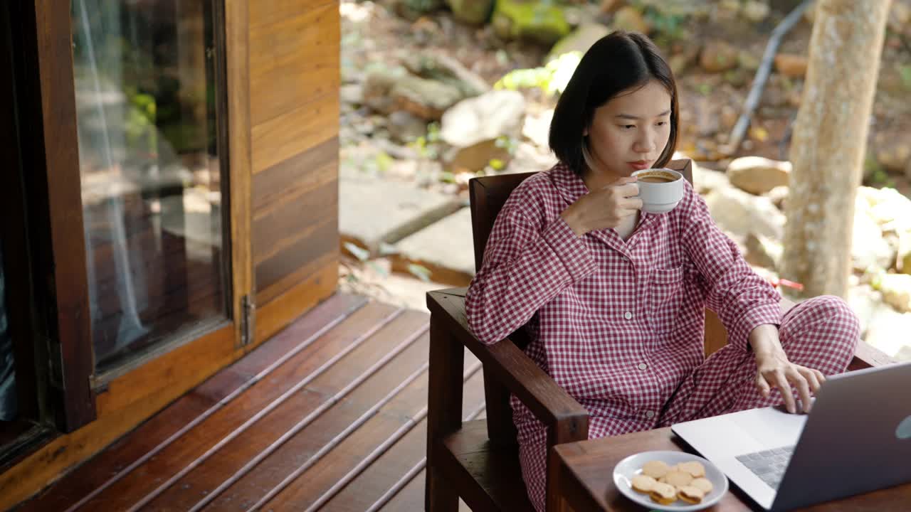 旅行博主使用笔记本电脑在偏远的地方发布新的内容。视频素材