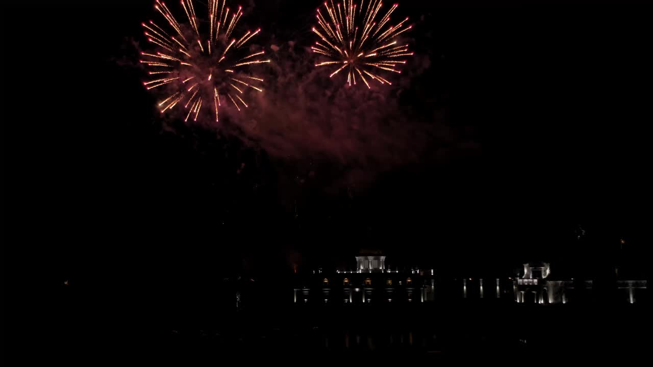 真正的烟花背景闪烁的烟花与散景灯在夜空中。广角镜头视频素材