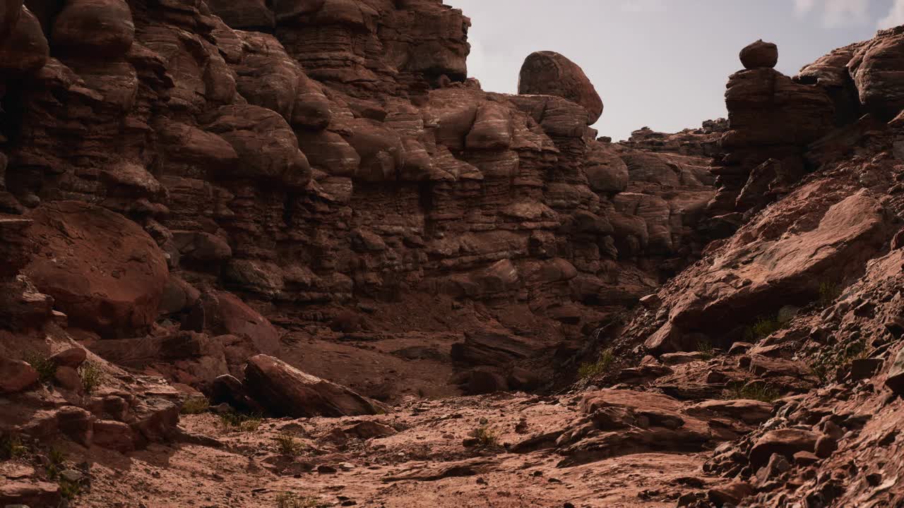 日出时美丽峡谷的如画全景。三维逼真的可视化美丽的山脉和岩石。视频素材