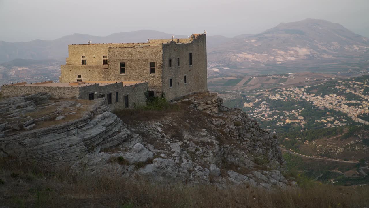 统治山谷的传统地中海建筑视频素材