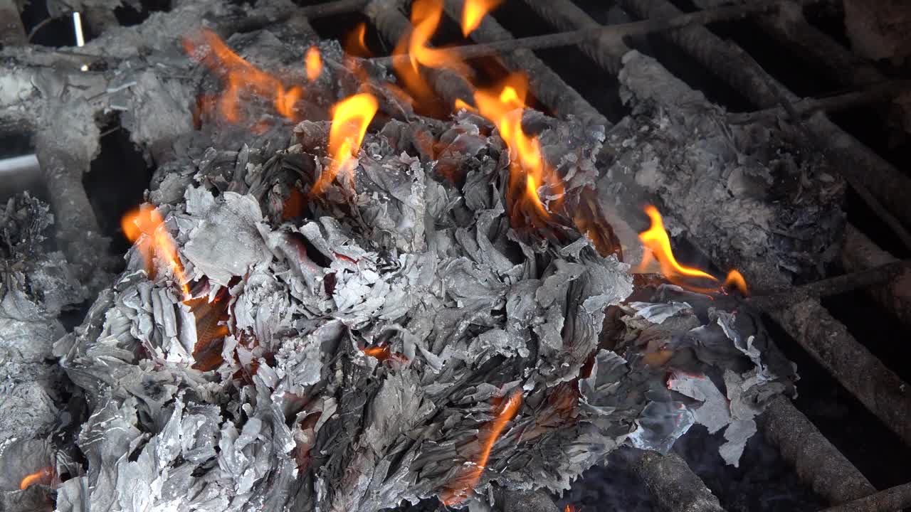 在中国寺庙的火炉里，焚烧纸钱作为崇拜和祈祷的一部分视频素材