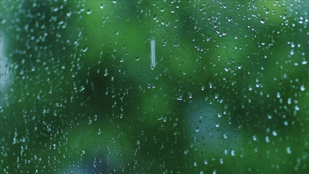 雨点落在窗前的房子上视频素材