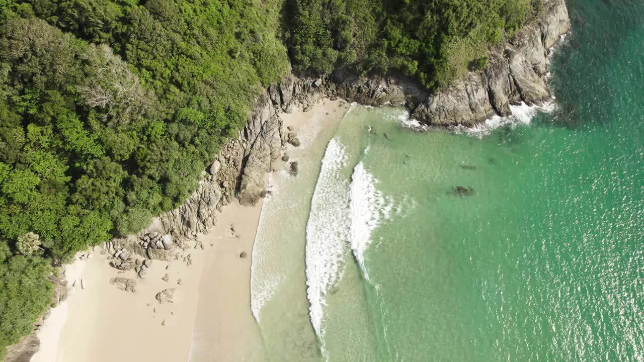 泰国普吉岛，美丽的奈汉海滩的4K鸟瞰图片段与清澈的水视频素材