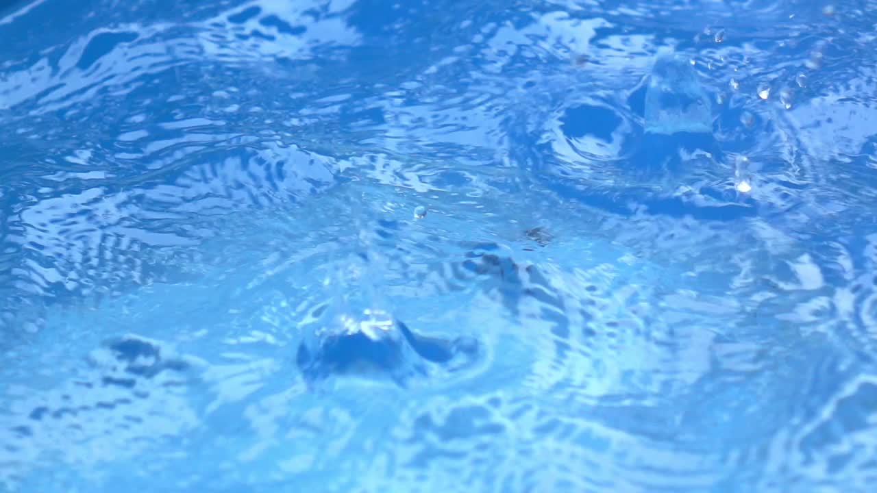 大雨暴雨溅起水花。视频素材