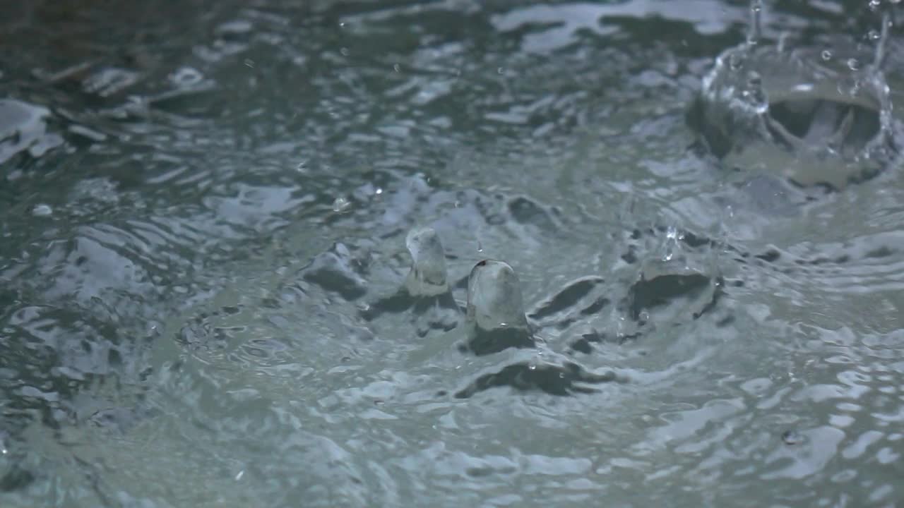 大雨暴雨溅起水花。视频素材