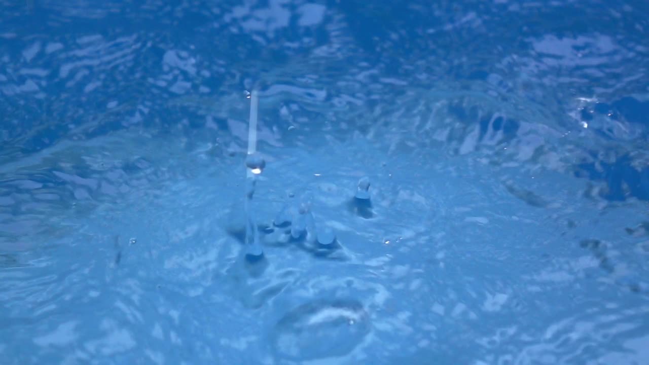 大雨暴雨溅起水花。视频素材