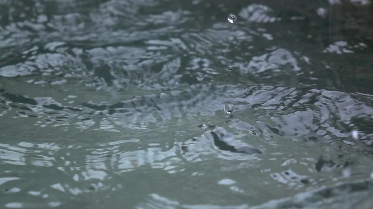 大雨暴雨溅起水花。视频素材