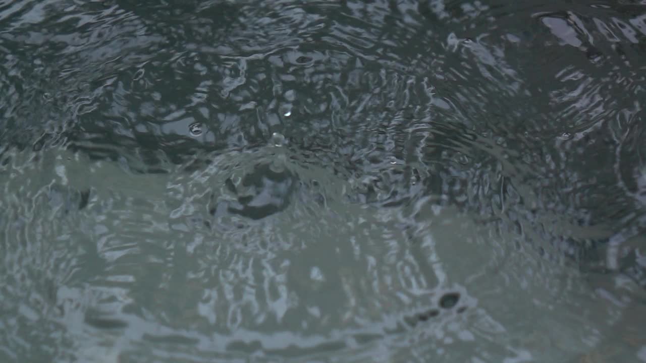 大雨暴雨溅起水花。视频素材