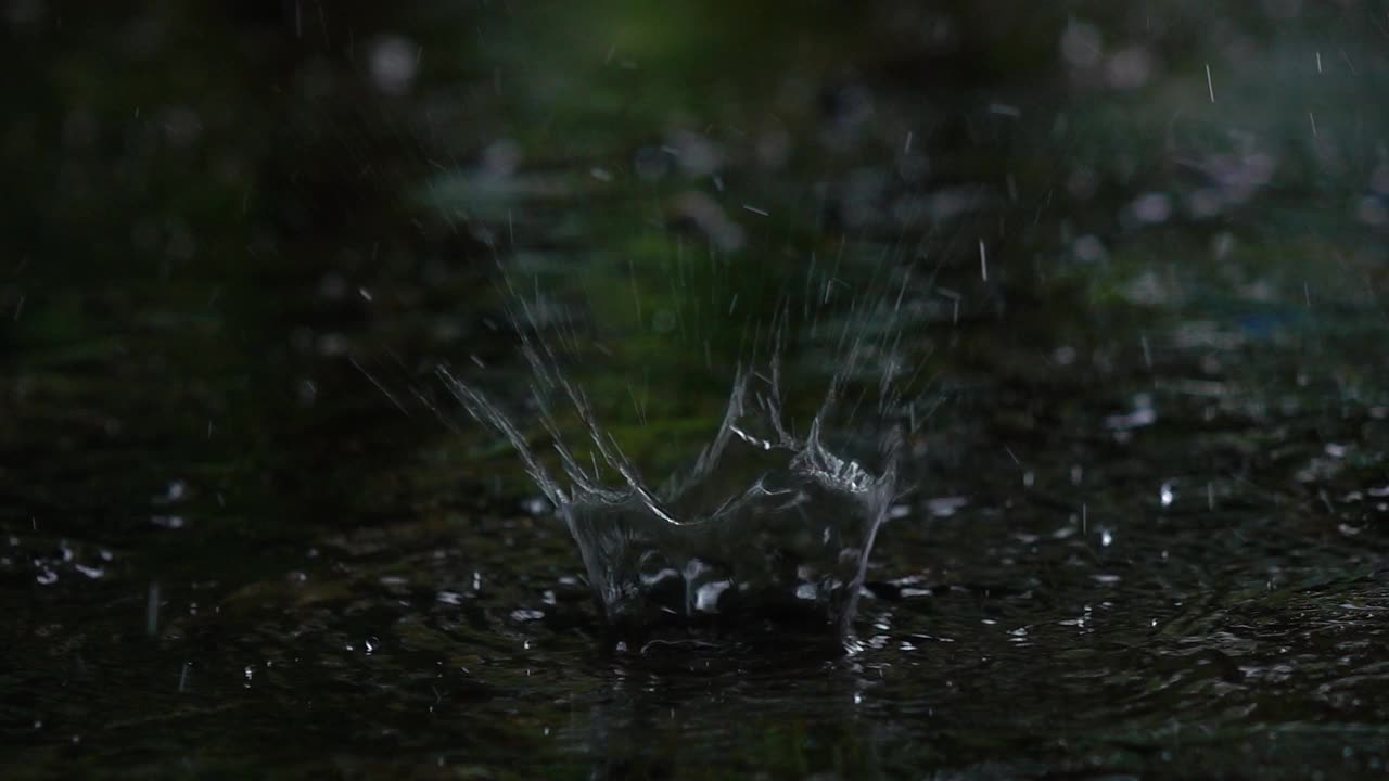 大雨暴雨溅起水花。视频素材