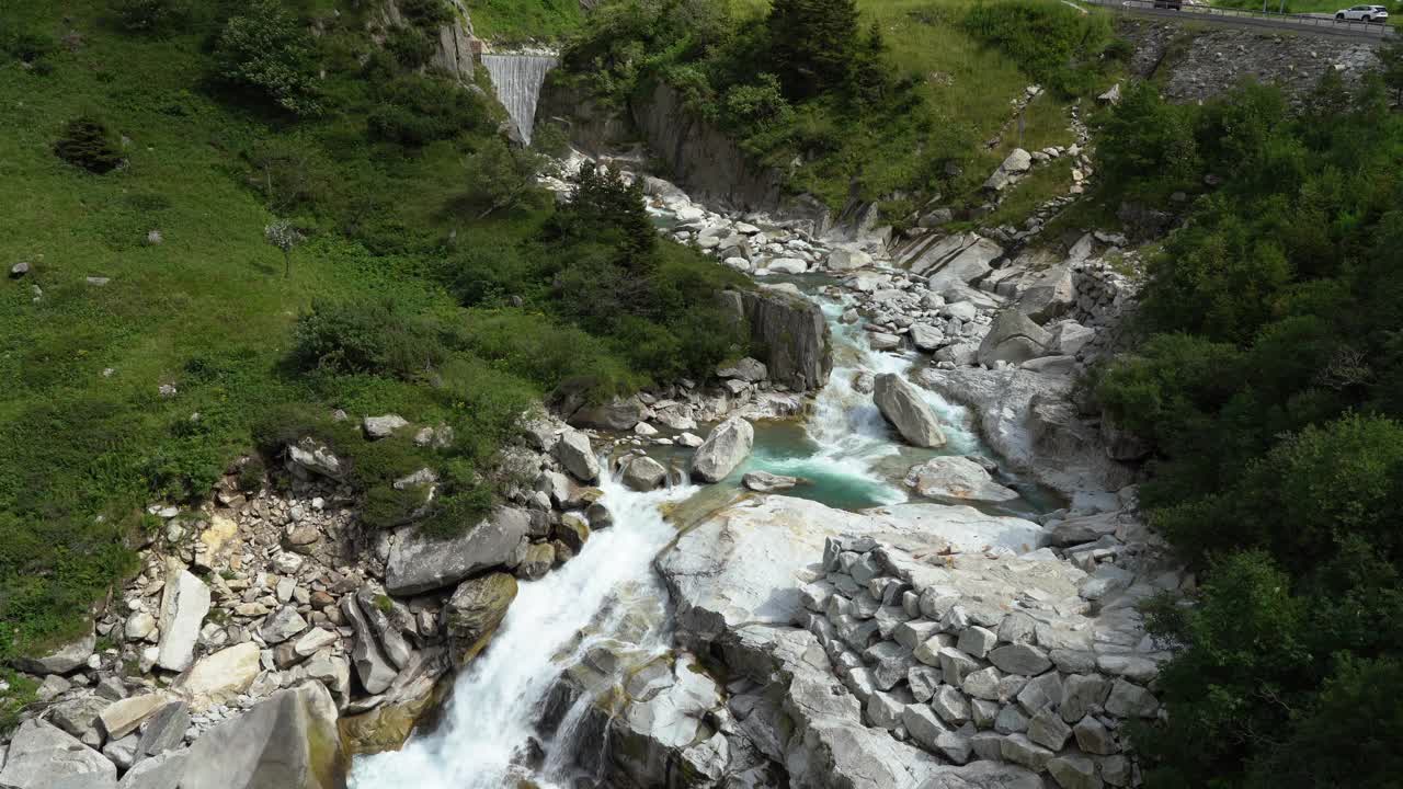 在瑞士阿尔卑斯山脉，一条狂暴的河流和清澈的水的画面视频素材