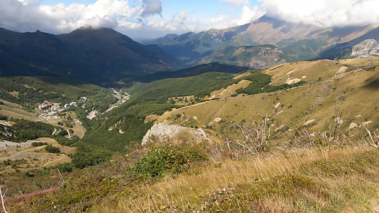 第一人称视角的男性山地自行车下降微弱的草地小径视频素材