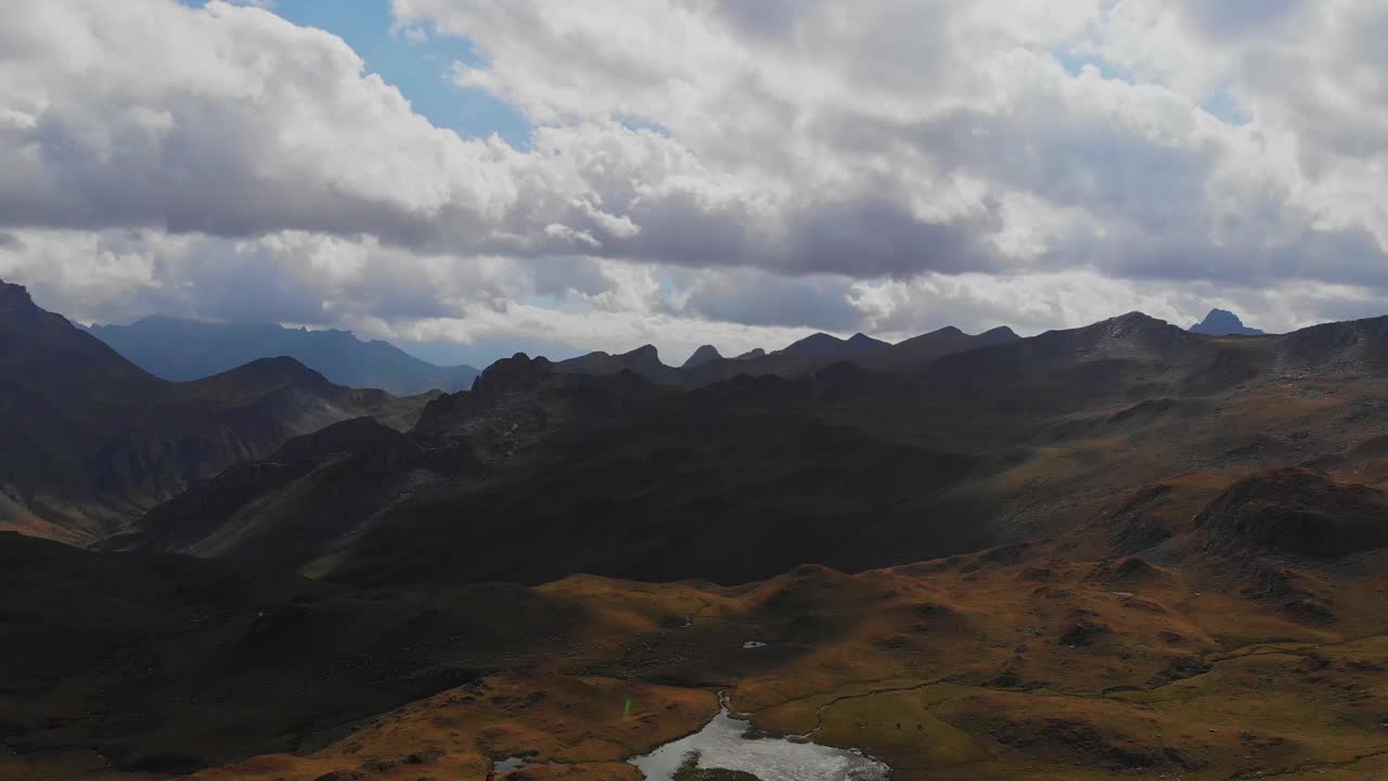 比利牛斯山，从无人机鸟瞰被放牧的绵羊包围的湖泊视频下载