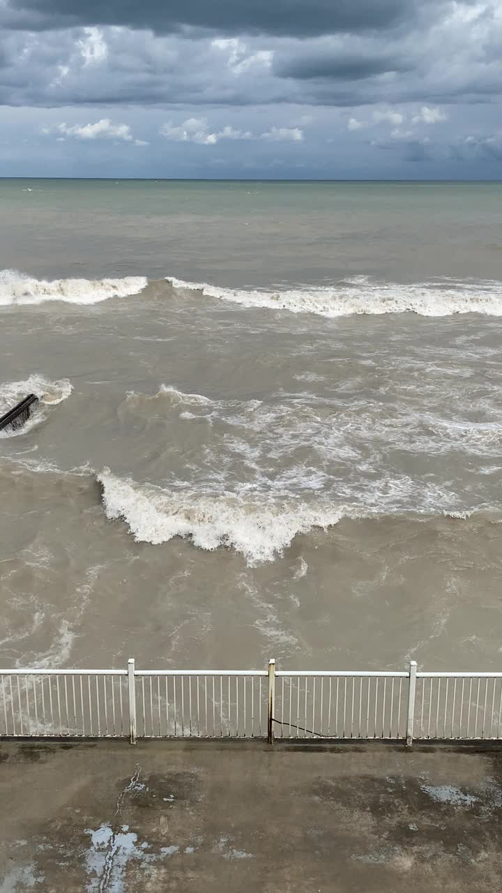 凯尼尔沃思海滩上的密歇根湖风暴视频素材