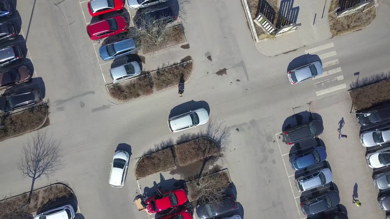 在停车场或销售汽车经销商市场的许多汽车的顶部鸟瞰图。视频素材