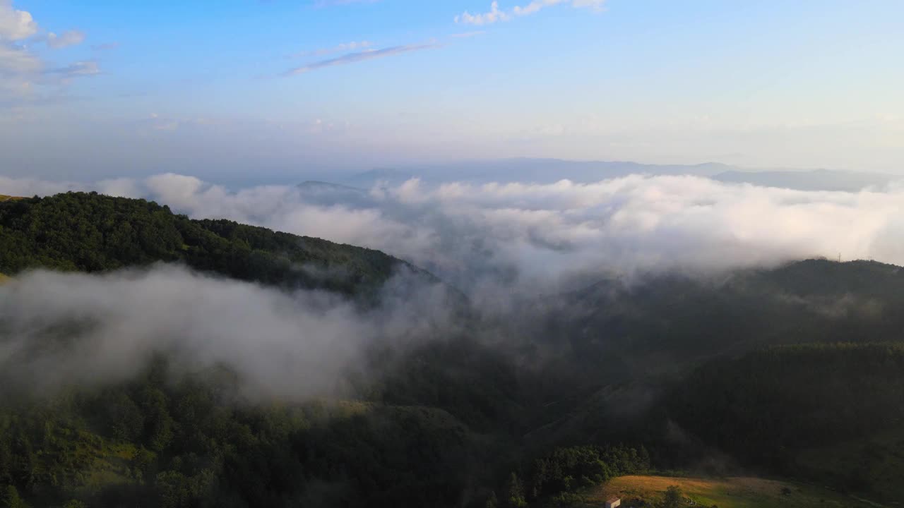 从无人机上可以看到群山的美丽景色。视频素材