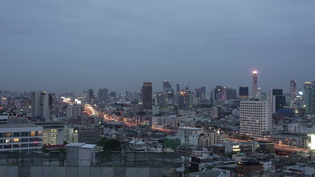 从白天到夜晚的城市景观。间隔拍摄。视频素材