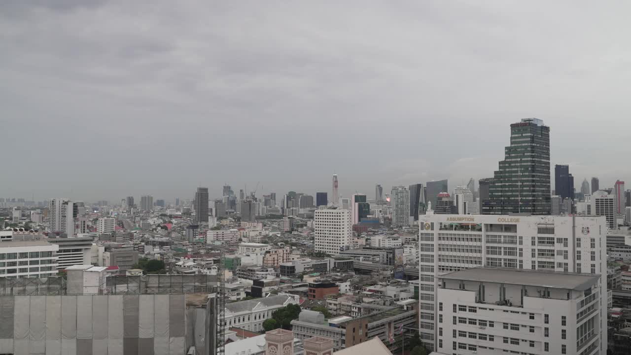 从白天到夜晚的城市景观。间隔拍摄。视频素材