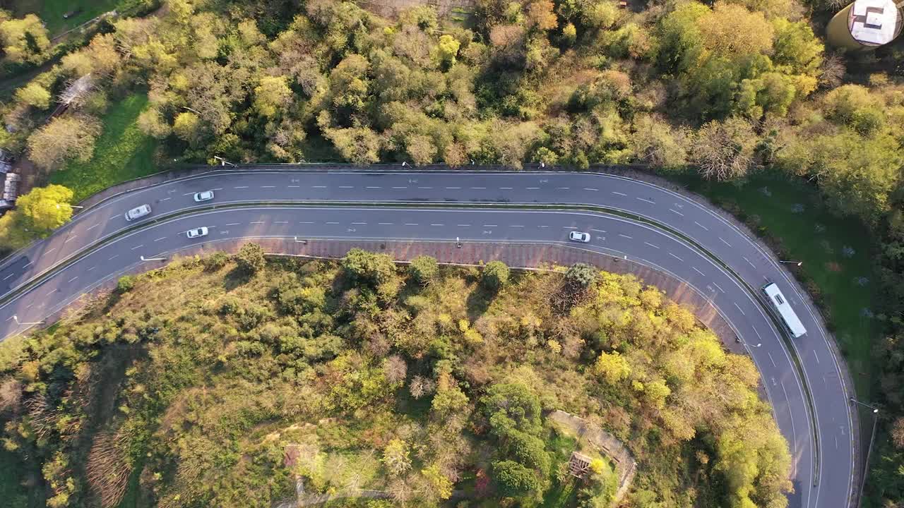 蜿蜒的道路。穿过森林的田园诗般的蜿蜒道路。视频素材