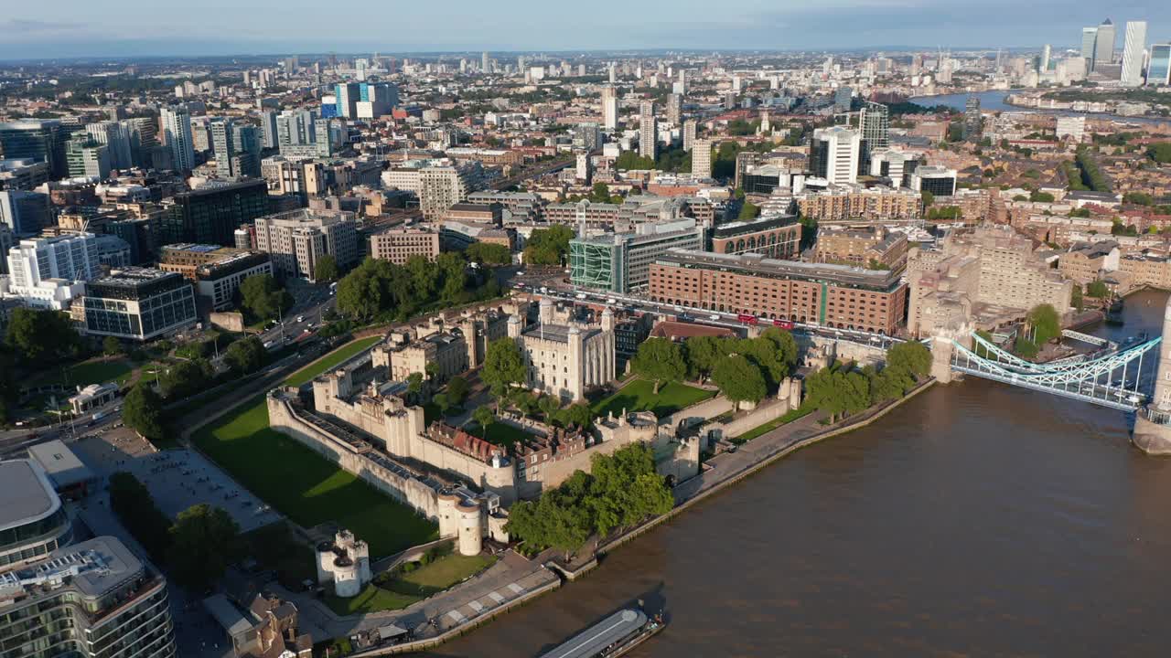 空中全景footage of London Tower of medieval fortress complex on River Thames堤岸。英国伦敦视频素材