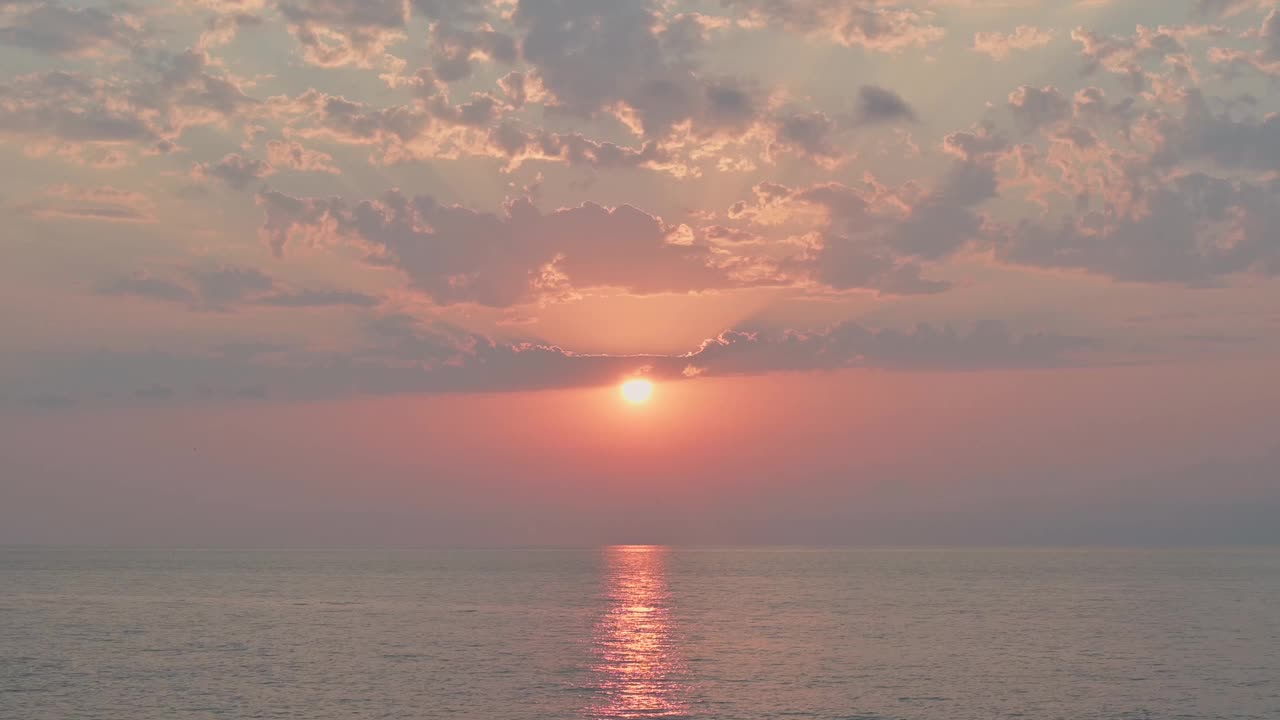 飞机在海上日落时起飞或降落，飞机在夕阳的光线下飞行，夏季空中旅行的概念。视频素材