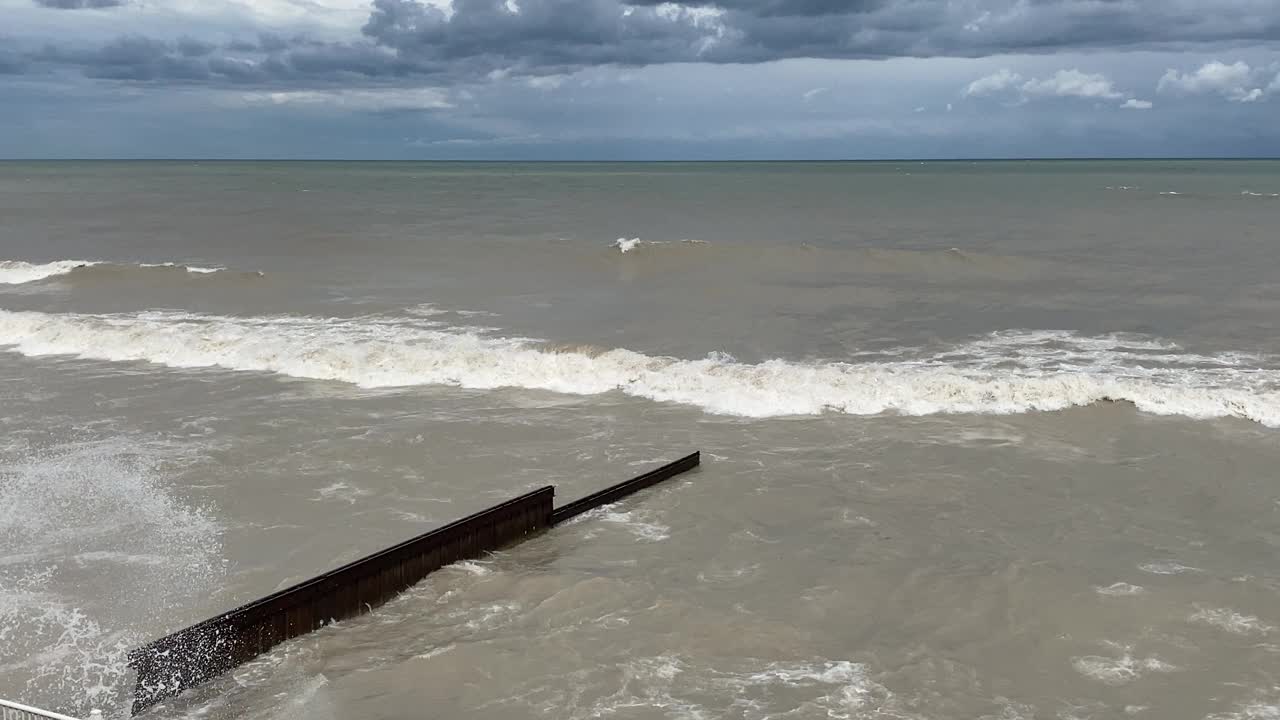 凯尼尔沃思海滩上的密歇根湖风暴视频素材