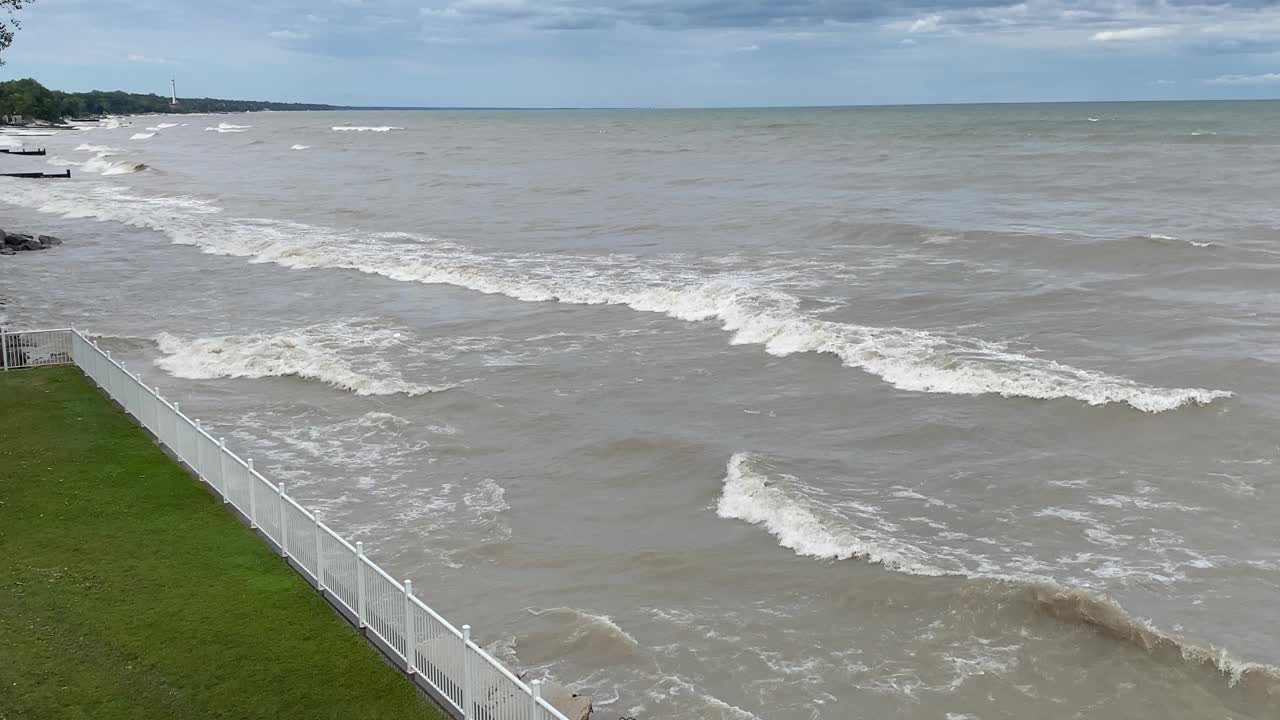 凯尼尔沃思海滩上的密歇根湖风暴视频素材