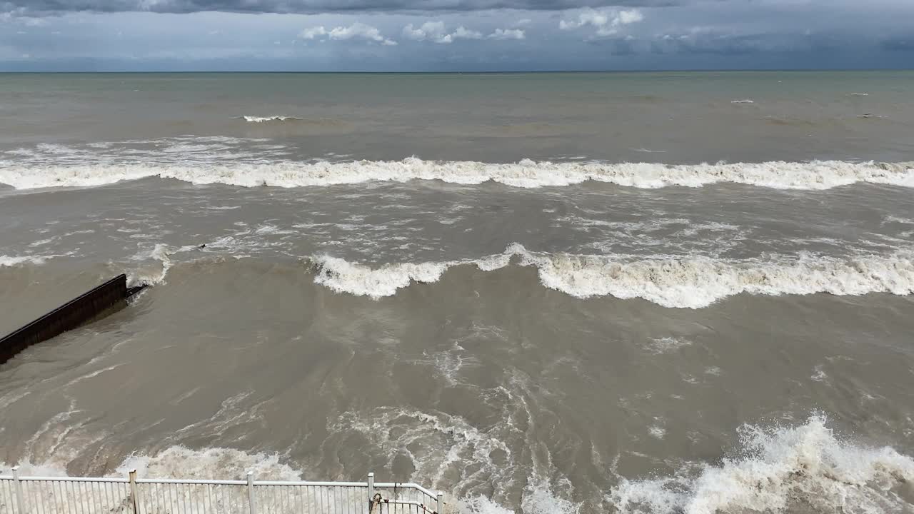 凯尼尔沃思海滩上的密歇根湖风暴视频素材