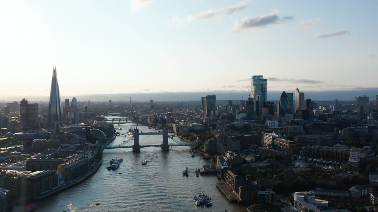 泰晤士河从空中流过城市的全景。老塔桥与现代摩天大楼相连。夕阳下的景色。英国伦敦视频素材