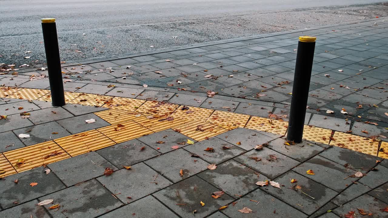 混凝土石板人行道及可触路面，帮助视障及失明行人视频素材