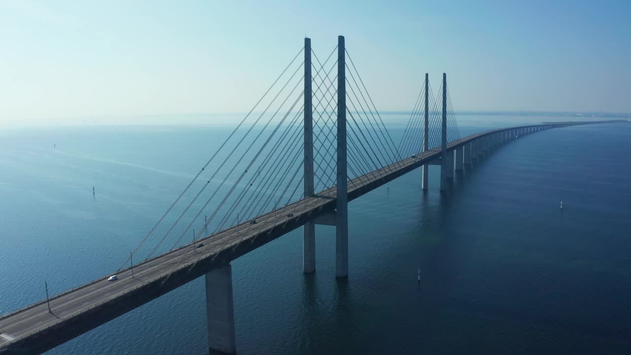 俯瞰波罗的海的厄勒海峡大桥全景视频素材