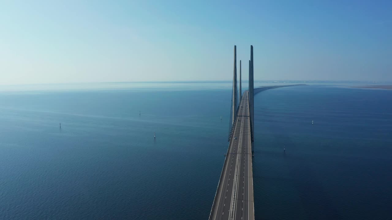 俯瞰波罗的海的厄勒海峡大桥全景视频素材