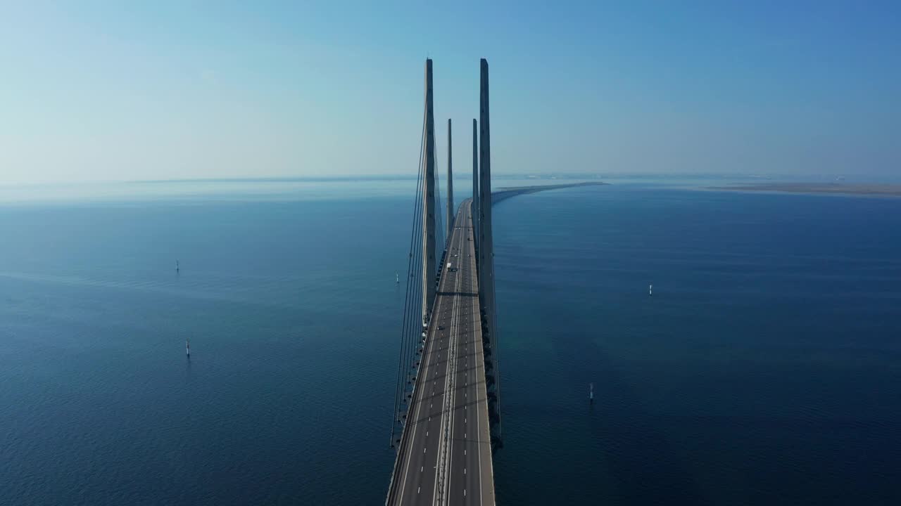 俯瞰波罗的海的厄勒海峡大桥全景视频素材