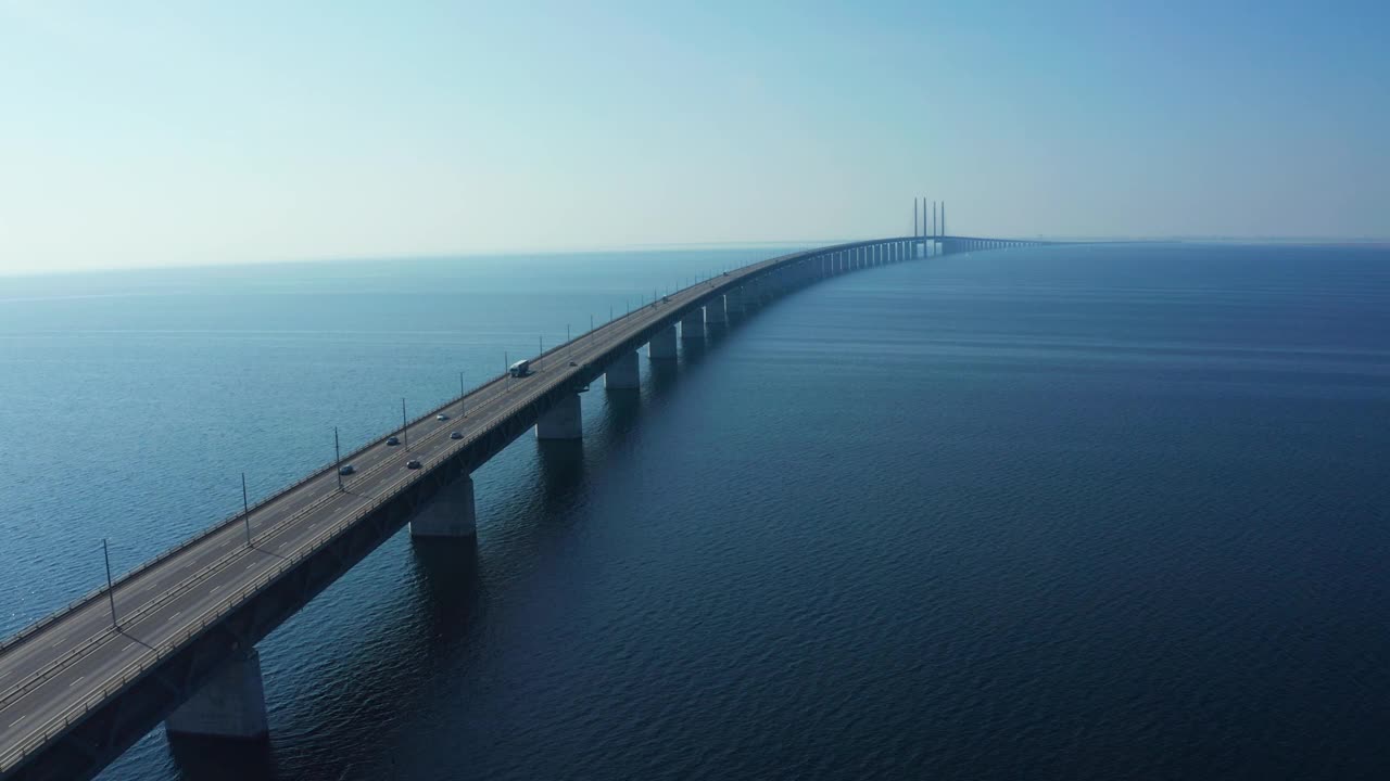 俯瞰波罗的海的厄勒海峡大桥全景视频素材